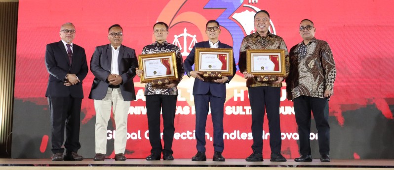 Adies Kadir Raih "The Guardian of Constitutional Integrity" dalam FH Unissula Award