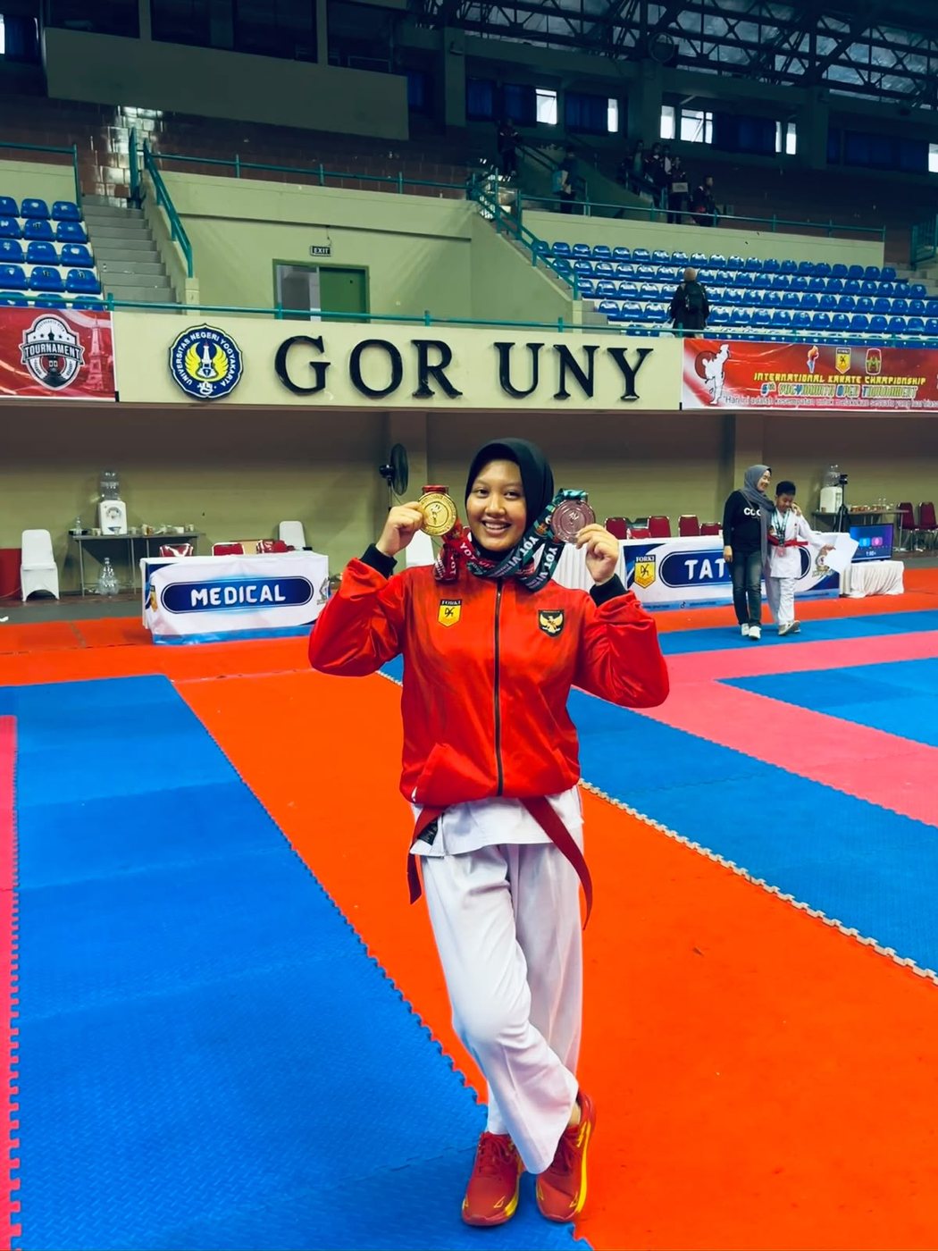 Mahasiswi S1 Ilmu Hukum UNISSULA Raih Dua Medali di International Karate Championship Yogya Open